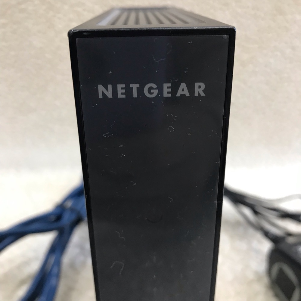 NETGEAR N300 Wireless N Router
WNR2000
blue internet cable & AC-DC Adapter cord - Picture 3 of 16